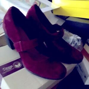 Clarks maroon suede pumps 9